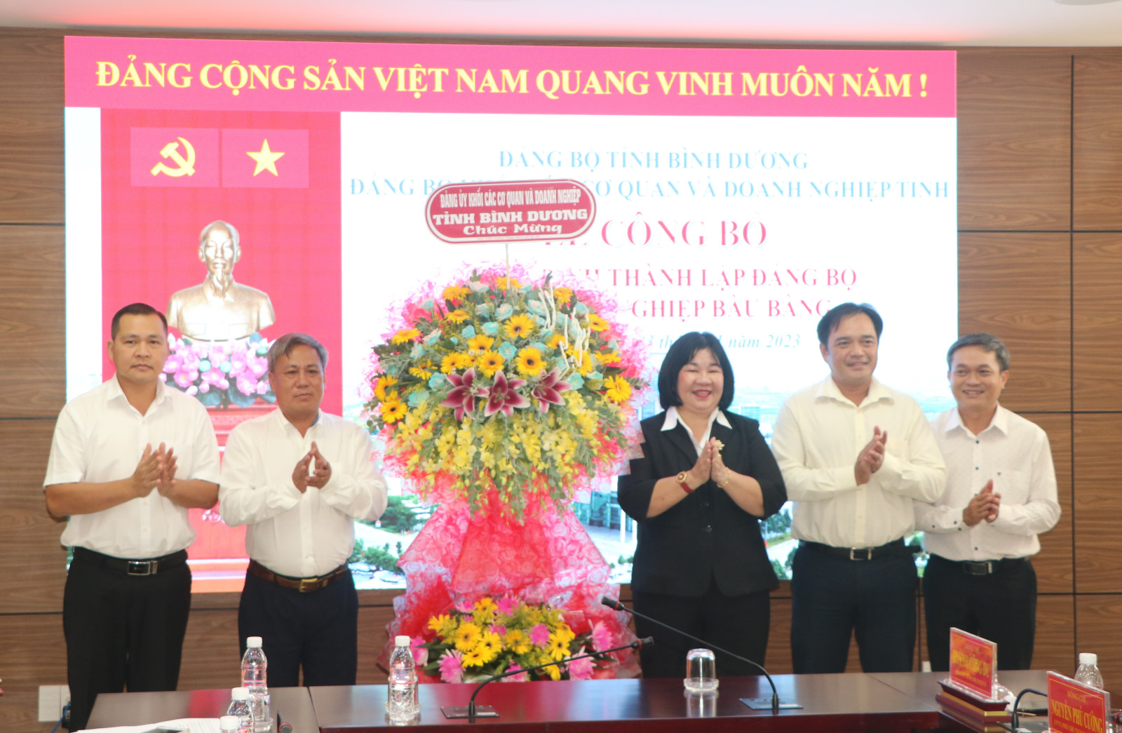 Lãnh đạo Ban Tổ chức Tỉnh ủy, Huyện ủy và Đảng ủy Khối tặng hoa chúc mừng Đảng bộ cơ sở KCN Bàu Bàng.